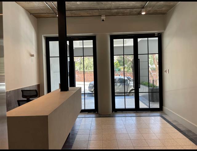 1,050M² OFFICE TO LET IN GARDENS