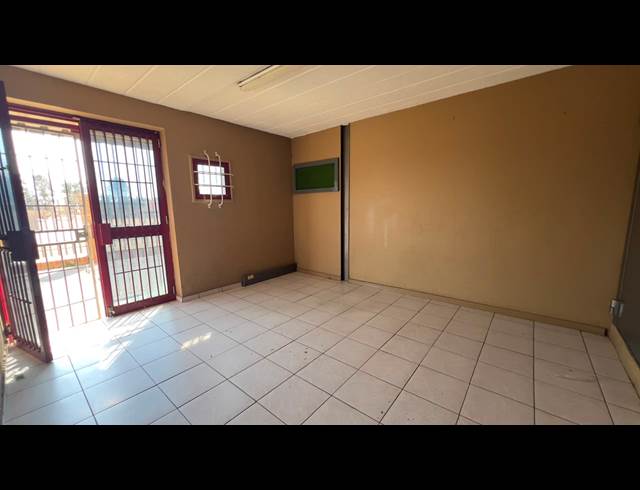 240M² WAREHOUSE TO LET IN DRIEHOEK