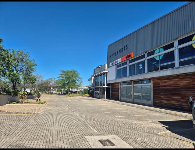 1,360M² SHOWROOM TO LET IN RIVERSIDE PARK