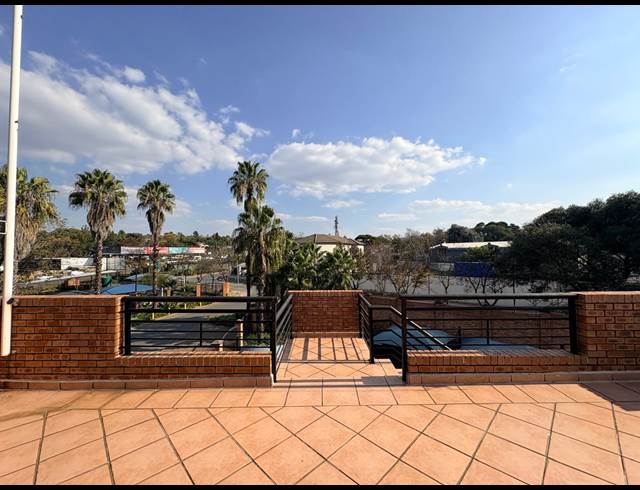 111M² OFFICE TO LET IN FOURWAYS