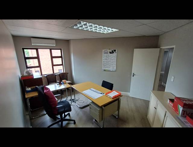 20M² SERVICED OFFICE TO LET IN ROCKY DRIFT