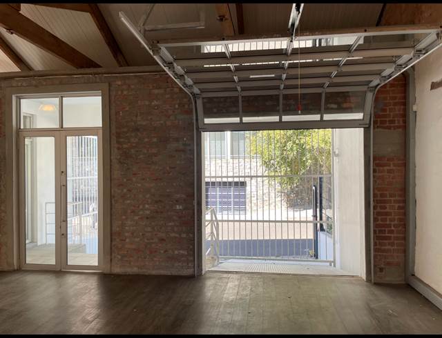 930M² SHOWROOM TO LET IN GARDENS