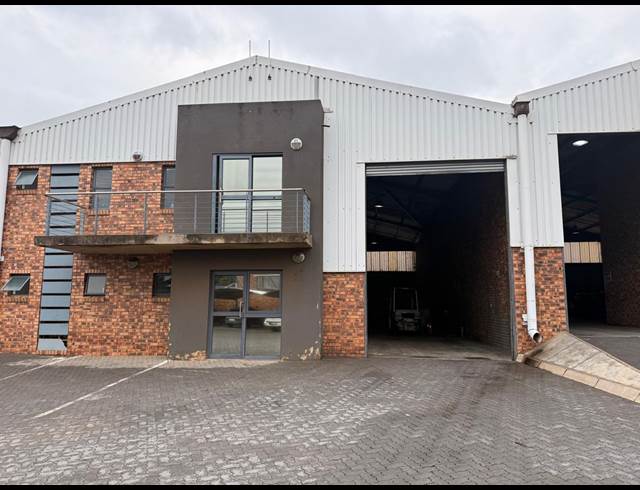 410M² WAREHOUSE TO LET IN APEX