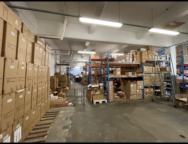 1,600M² WAREHOUSE TO LET IN GARDENS