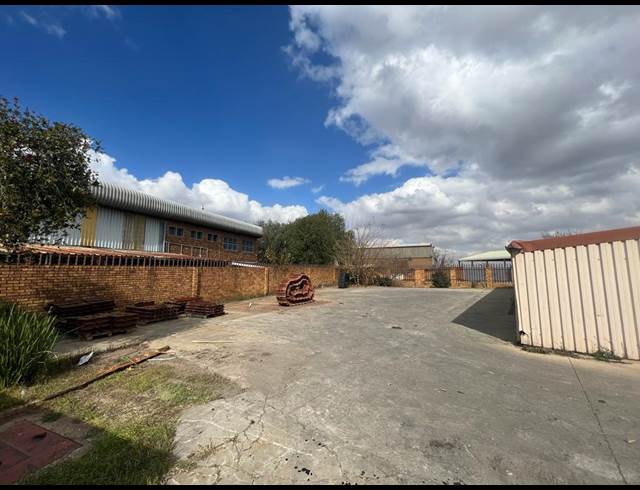 296M² WAREHOUSE TO LET IN APEX