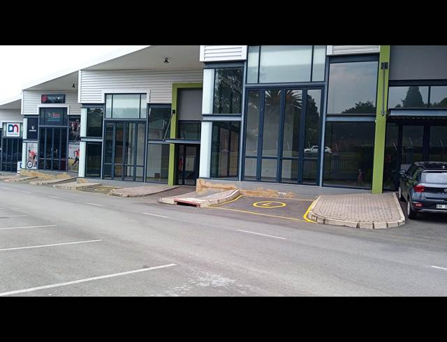 347M² SHOWROOM TO LET IN OLIVEDALE
