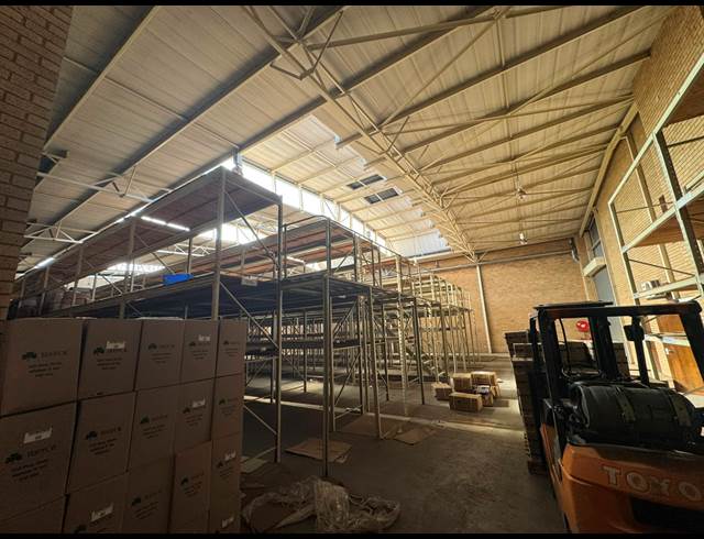 950M² WAREHOUSE TO LET IN CROWN