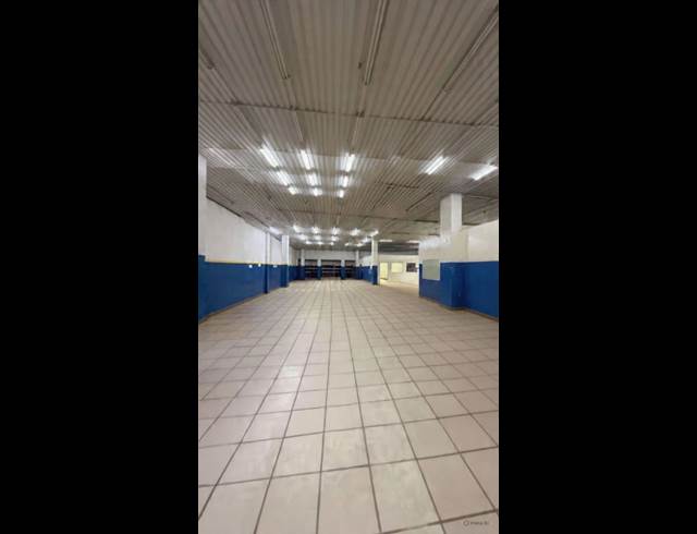 1,000M² SHOWROOM TO LET IN STAMFORD HILL
