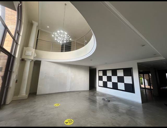 2,355M² OFFICE TO LET IN HYDE PARK
