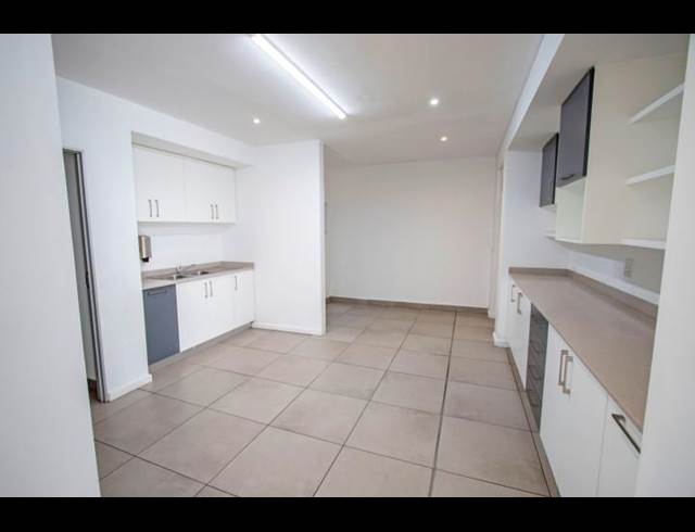 356M² SHOWROOM TO LET IN OLIVEDALE