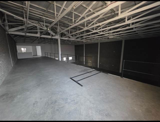1,100M² WAREHOUSE TO LET IN STORMILL