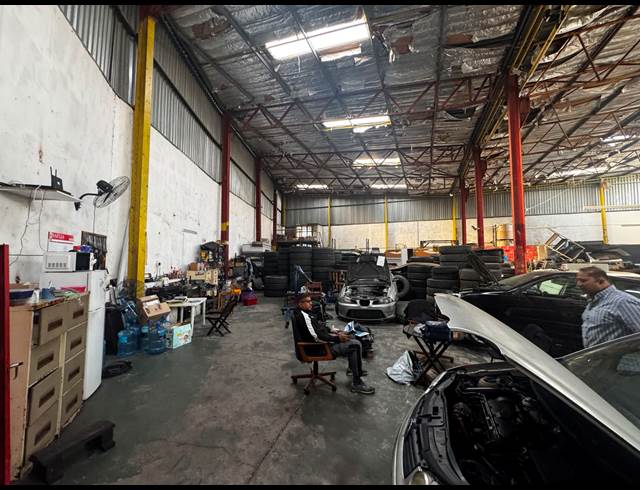 1,100M² WAREHOUSE TO LET IN SPRINGFIELD PARK