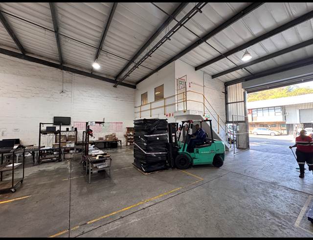 296M² WAREHOUSE TO LET IN RED HILL