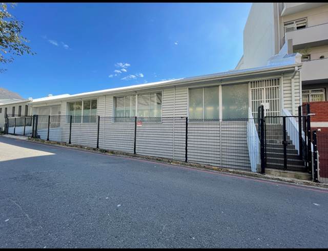 930M² SHOWROOM TO LET IN GARDENS