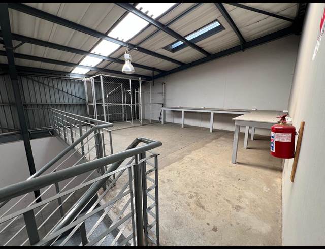 450M² WAREHOUSE TO LET IN NORTH RIDING