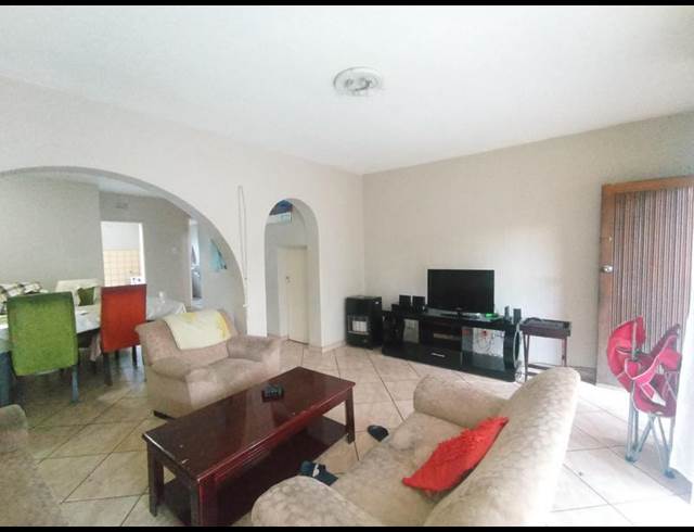 3 BEDROOM PROPERTY TO RENT IN FLORIDA LAKE