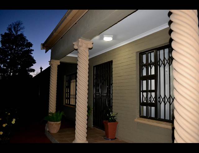 2 bed property to rent in GENERAAL DE WET