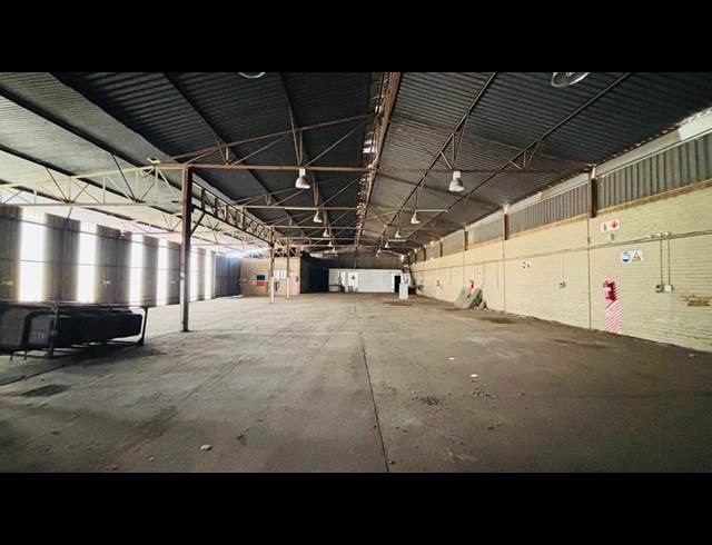 1,150M² WAREHOUSE TO LET IN CHAMDOR