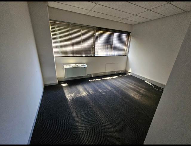 1,036M² OFFICE TO LET IN PINELANDS