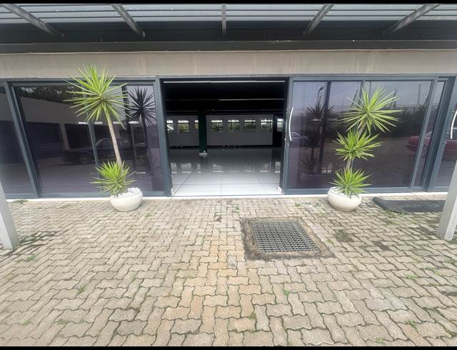 1,350M² SHOWROOM TO LET IN WYNBERG