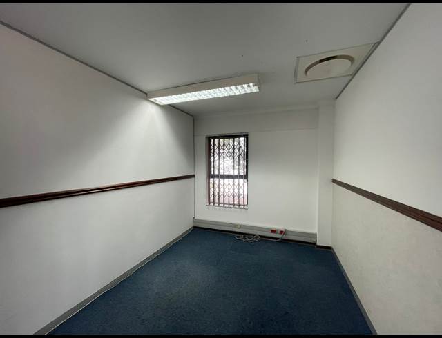 68M² OFFICE TO LET IN ESSENWOOD