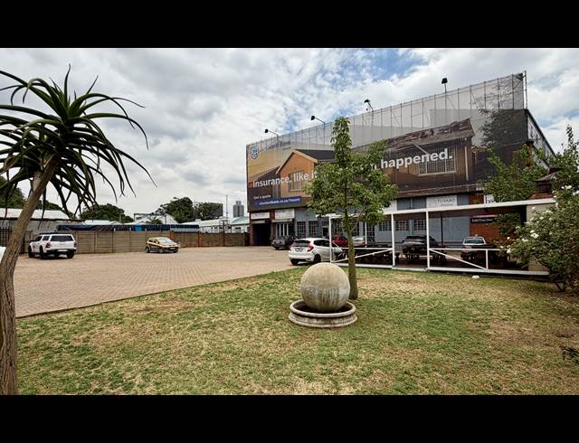 1,800M² WAREHOUSE TO LET IN VILLAGE MAIN