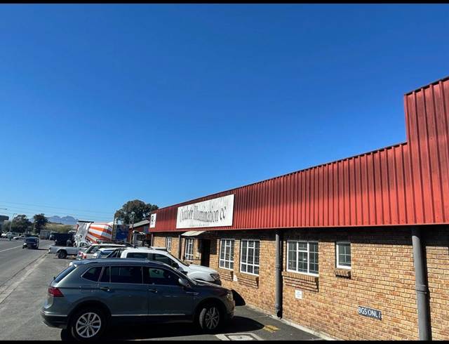 580M² WAREHOUSE TO LET IN TRIANGLE FARM
