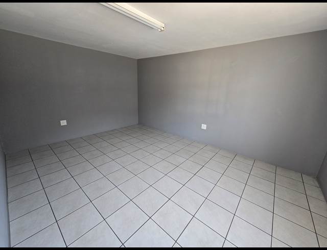 300M² WAREHOUSE TO LET IN ANDERBOLT
