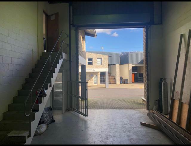290M² WAREHOUSE TO LET IN STIKLAND