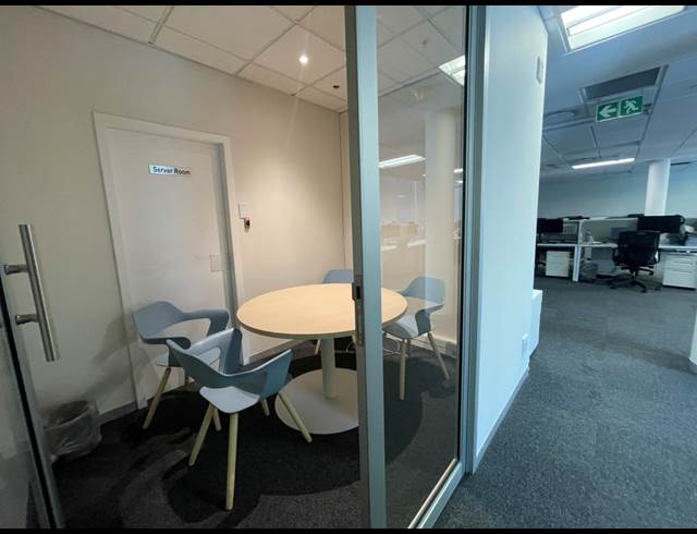 260M² OFFICE TO LET IN WATERFRONT