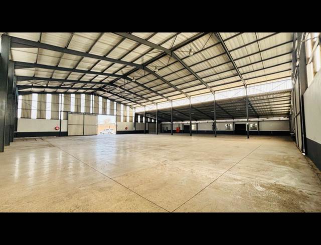 2,100M² WAREHOUSE TO LET IN DUNCANVILLE