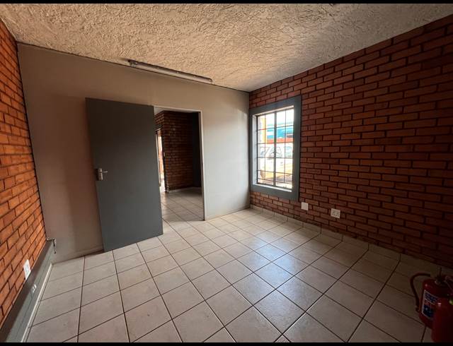 267M² WAREHOUSE TO LET IN HENNOPSPARK INDUSTRIAL