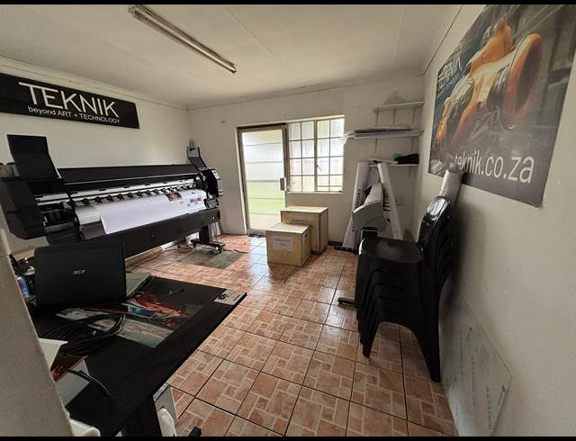 214M² SHOWROOM TO LET IN JET PARK