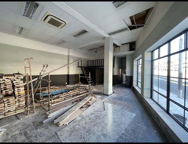 170M² SHOWROOM TO LET IN GARDENS