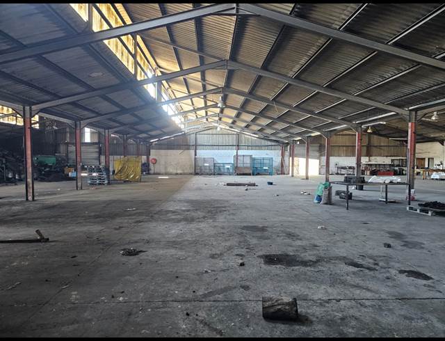 2,141M² WAREHOUSE TO LET IN STRAND CENTRAL
