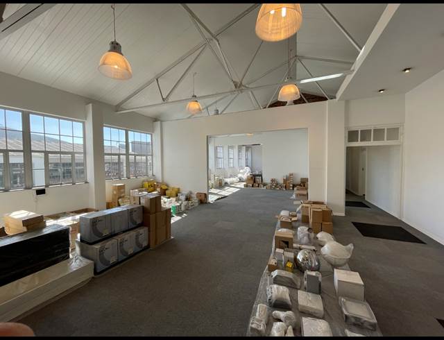 930M² SHOWROOM TO LET IN GARDENS