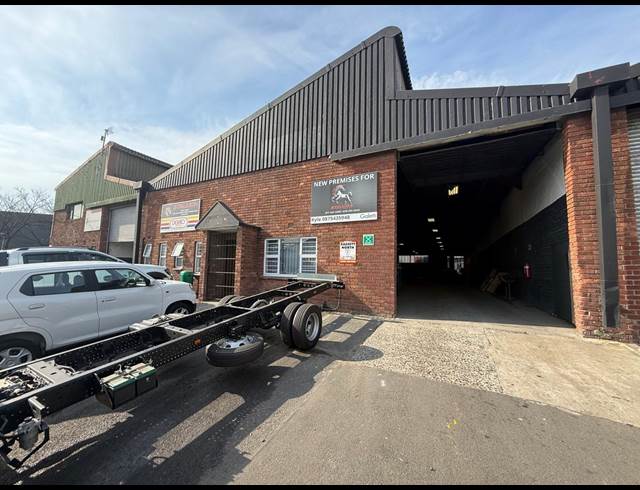 750M² WAREHOUSE TO LET IN TRIANGLE FARM
