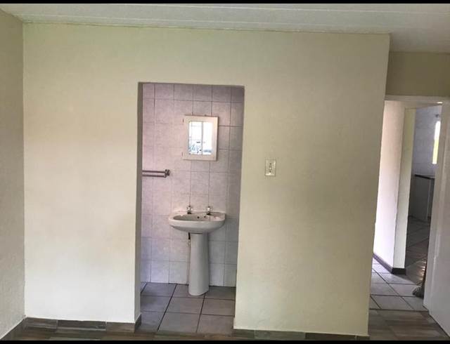 2 BEDROOM PROPERTY TO RENT IN MORELETAPARK