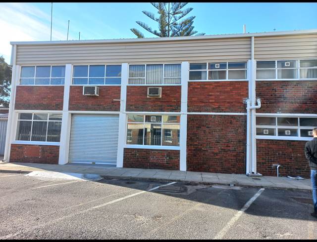 126M² WAREHOUSE RENTED IN EPPING INDUSTRIAL