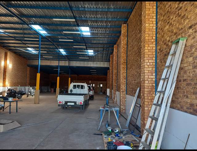 650M² WAREHOUSE TO LET IN POMONA