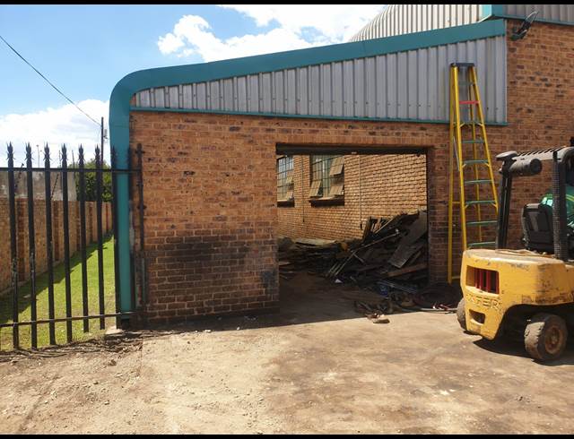 100M² WAREHOUSE TO LET IN BRENTWOOD PARK