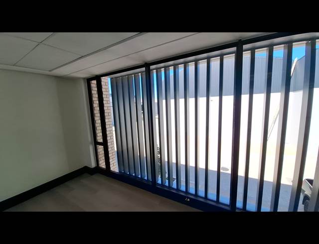 409M² WAREHOUSE TO LET IN STIKLAND INDUSTRIAL