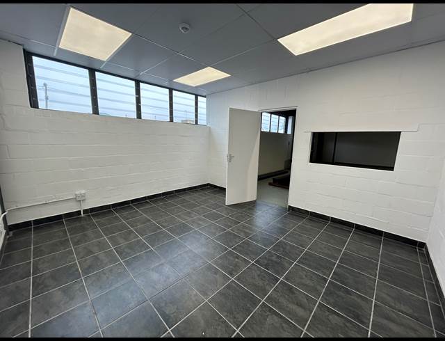 362M² WAREHOUSE TO LET IN RETREAT