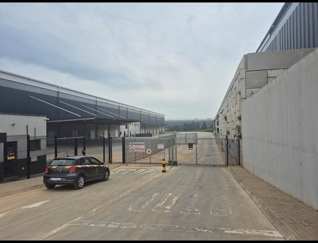 18,756M² WAREHOUSE TO LET IN LONGLAKE