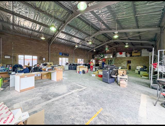 320M² WAREHOUSE TO LET IN NEW GERMANY