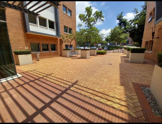658M² OFFICE TO LET IN BRYANSTON
