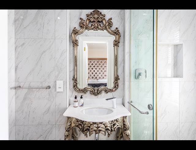 2 BEDROOM APARTMENT TO LET IN SEA POINT