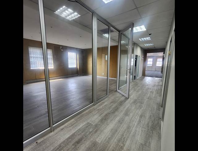 314M² OFFICE RENTED IN ESSENWOOD