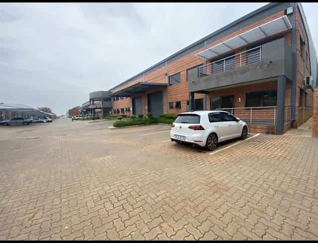 800M² WAREHOUSE TO LET IN HALFWAY HOUSE