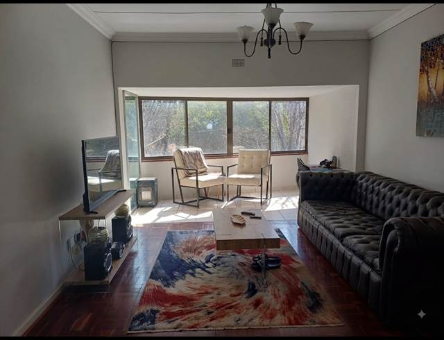 2 BEDROOM FLAT TO LET IN THREE RIVERS PROPER